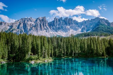 İtalya 'da Dolomites, Carezza Gölü, Lago di Carezza, Karersee, Latemar Dağı, Bolzano ili, Güney Tyrol, İtalya. Arka planda Carezza Gölü veya Karersee ve Dolomitlerin manzarası