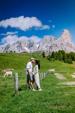 Baita Segantini 'den Pale di San Martino - Passo Rolle İtalya, İtalyan Alplerini ziyaret eden çift, Dolomitler' in kuzeyindeki Pale di San Martino Grubu 'nun en iyi bilinen zirvesi olan Cimon della Pala' nın manzarası