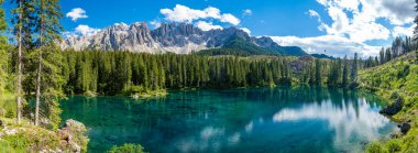 İtalya 'da Dolomites, Carezza Gölü, Lago di Carezza, Karersee, Latemar Dağı, Bolzano ili, Güney Tyrol, İtalya. Arka planda Carezza Gölü veya Karersee ve Dolomitlerin manzarası