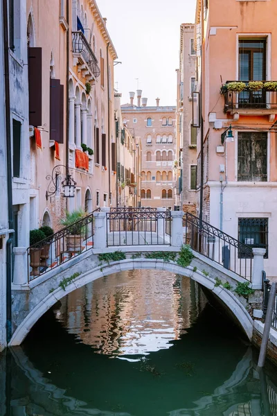 Bella strada veneziana in giorno d'estate, Italia Venezia — Foto Stock