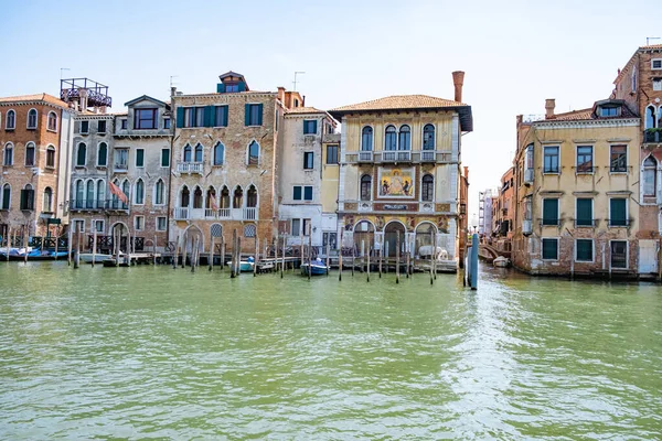 Bella strada veneziana in giorno d'estate, Italia Venezia — Foto Stock