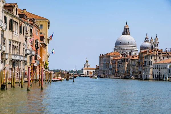 Bella strada veneziana in giorno d'estate, Italia Venezia — Foto Stock