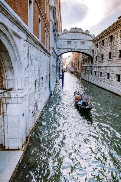 Bella strada veneziana in giorno d'estate, Italia Venezia — Foto Stock