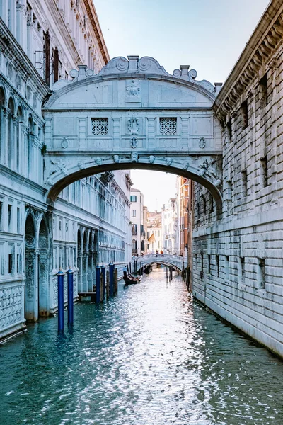 Bela rua veneziana no dia de verão, Itália Veneza — Fotografia de Stock