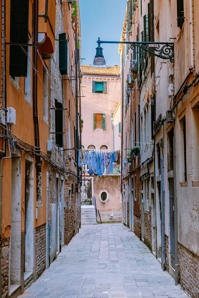 Krásná benátská ulice v letním dni, Itálie Benátky — Stock fotografie