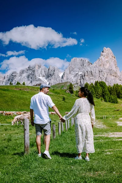 Pale di San Martino da Baita Segantini - Passo Rolle Italia, Coppia visita le Alpi italiane, Veduta del Cimone della Pala, la vetta più conosciuta del Gruppo delle Pale di San Martino nelle Dolomiti, nord — Foto Stock