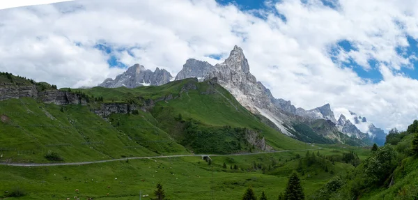 Pale di San Martino van Baita Segantini - Passo Rolle italialy, Paar bezoeken de Italiaanse Alpen, Uitzicht op Cimon della Pala, de bekendste piek van de Pale di San Martino Group in de Dolomieten, noorden — Stockfoto