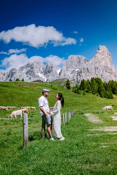 来自Baita Segantini-Passo Rolle意大利的Pale di San Martino夫妇参观了意大利阿尔卑斯山，Cimon della Pala，北部Dolomites的Pale di San Martino Group最有名的山峰 — 图库照片