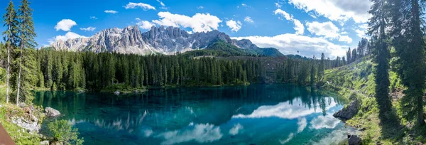 İtalya 'da Dolomites, Carezza Gölü, Lago di Carezza, Karersee, Latemar Dağı, Bolzano ili, Güney Tyrol, İtalya. Arka planda Carezza Gölü veya Karersee ve Dolomitlerin manzarası