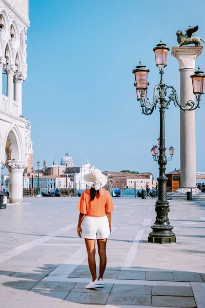 Mulher em uma viagem de cidade a Veneza Itália, ruas coloridas com canais Veneza — Fotografia de Stock