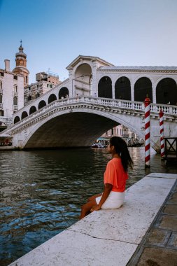 Venedik İtalya 'ya şehir gezisine giden bir kadın. Venedik kanallı renkli sokaklar.