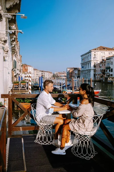 Casal homens e mulheres em uma viagem de cidade a Veneza Itália, ruas coloridas com canais Veneza — Fotografia de Stock