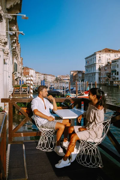 Casal homens e mulheres em uma viagem de cidade a Veneza Itália, ruas coloridas com canais Veneza — Fotografia de Stock