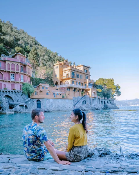 Couple en vacances côte ligure Italie, Portofino célèbre baie du village, Italie village coloré côte ligure — Photo