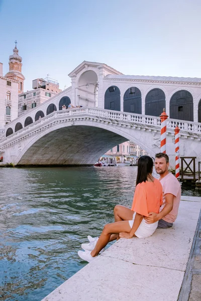 Par män och kvinnor på en stadsresa till Venedig Italien, färgglada gator med kanaler Venedig — Stockfoto