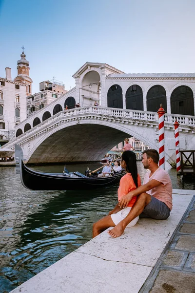 Coppia di uomini e donne in viaggio a Venezia, strade colorate con canali Venezia — Foto Stock