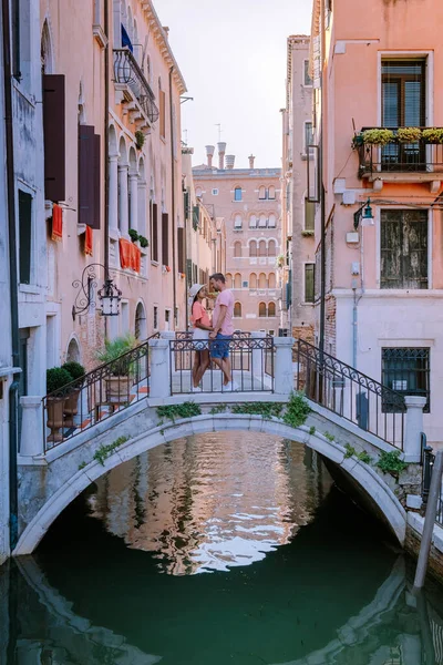 Coppia di uomini e donne in viaggio a Venezia, strade colorate con canali Venezia — Foto Stock