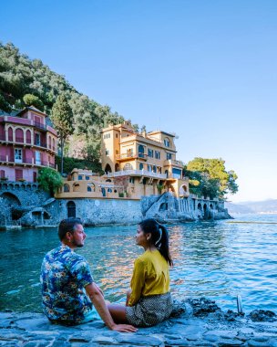 İtalya kıyılarında tatil yapan çift Portofino 'nun ünlü köy koyunda, İtalya' nın renkli Ligurian köyünde