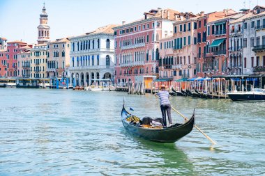 Venedik İtalya Haziran 2020, Yaz günü güzel Venedik Caddesi, İtalya Gondollu Venedik