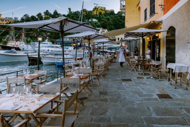 Portofino İtalya Haziran 2020, Portofino ünlü köy körfezi, İtalya renkli Ligurian köyü.