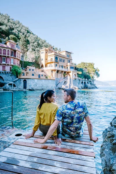 Couple on vacation ligurian coast Italy, Portofino famous village bay, Italy colorful village Ligurian coast — Stock Photo, Image