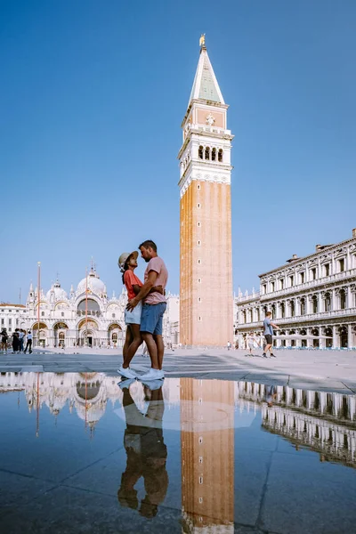 Coppia di uomini e donne in viaggio a Venezia, strade colorate con canali Venezia — Foto Stock