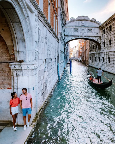 Venice Italy June 2020, Beautiful venetian street in summer day, Italy Venice with gondola — Stock Photo, Image