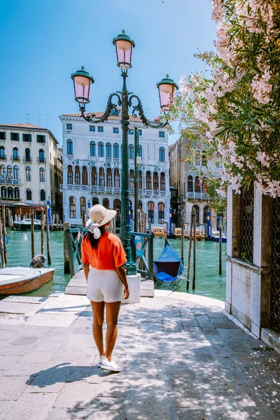 Donna in viaggio a Venezia, strade colorate con canali Venezia — Foto Stock