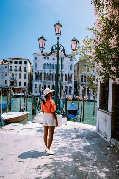 Donna in viaggio a Venezia, strade colorate con canali Venezia — Foto Stock