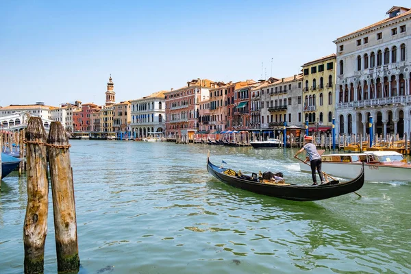 Venezia Giugno 2020, Bella strada veneziana nella giornata estiva, Italia Venezia con gondola — Foto Stock