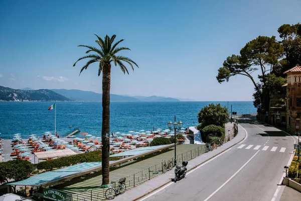 Santa Margherita Ligure Italia kesäkuu 2020, värikäs ranta Santa Margeritha, joka on suosittu matkailukohde kesällä — kuvapankkivalokuva