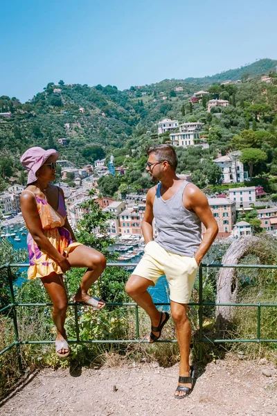 Pareja de vacaciones costa de Liguria Italia, Portofino famosa bahía del pueblo, Italia colorido pueblo costa de Liguria — Foto de Stock