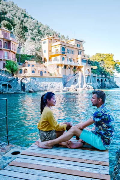 Ζευγάρι στις παραλίες ligurian διακοπές Ιταλία, Portofino διάσημο κόλπο του χωριού, Ιταλία πολύχρωμο χωριό Ligurian ακτή — Φωτογραφία Αρχείου