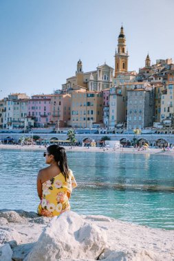 Menton France, Cote d Azur France 'da tatilde olan kadın, Menton' un eski kısmı, Provence-Alpes-Cote dAzur, Fransa