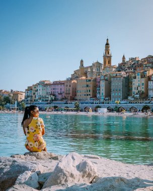 Menton France, Cote d Azur France 'da tatilde olan kadın, Menton' un eski kısmı, Provence-Alpes-Cote dAzur, Fransa