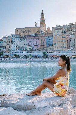 Menton France, Cote d Azur France 'da tatilde olan kadın, Menton' un eski kısmı, Provence-Alpes-Cote dAzur, Fransa