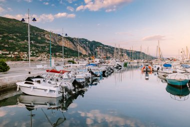 Menton France, Cote d Azur June 2020, liman sahilinde sıcak bir yaz günü ve Menton, Provence-Alpes-Cote dAzur, Fransa