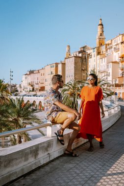 Menton France, Cote d Azur France 'da tatilde olan birkaç erkek ve kadın, Menton' un eski kısmı, Provence-Alpes-Cote dAzur, Fransa