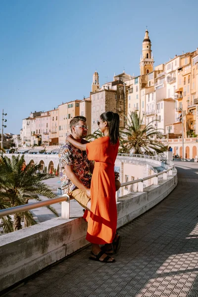 Menton Francia, pareja de hombres y mujeres de vacaciones en la Costa Azul Francia, Vista sobre la parte antigua de Menton, Provenza-Alpes-Costa Azul, Francia — Foto de Stock