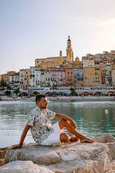 Menton France, men on vacation at the Cote d Azur France, View on old part of Menton, Provence-Alpes-Cote dAzur, France — Stock Photo, Image