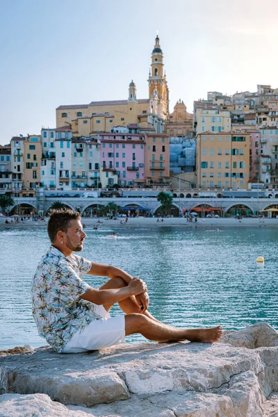Menton France, Cote d Azur France 'da tatildeki erkekler, Menton' un eski kısmı, Provence-Alpes-Cote dAzur, Fransa