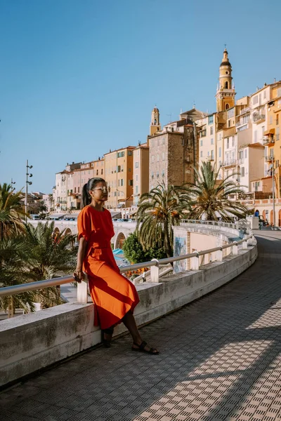 Menton France, Cote d Azur France 'da tatilde olan kadın, Menton' un eski kısmı, Provence-Alpes-Cote dAzur, Fransa