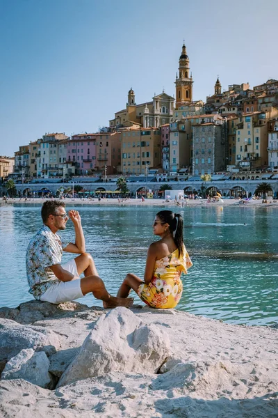 Menton Francia, pareja de hombres y mujeres de vacaciones en la Costa Azul Francia, Vista sobre la parte antigua de Menton, Provenza-Alpes-Costa Azul, Francia — Foto de Stock