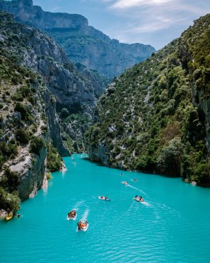 Sainte Croix Gölü, Provence, Fransa 'daki Verdon Gorge kayalıklarına bakın, Moustiers Sainte Marie, Alpes de Haute Provence, bölge Provence Alpes Cote Azur