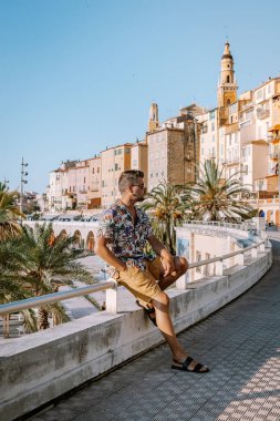 Menton France, Cote d Azur France 'da tatildeki erkekler, Menton' un eski kısmı, Provence-Alpes-Cote dAzur, Fransa