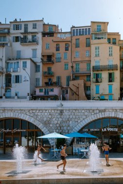 Menton France, Cote d Azur June 2020, liman sahilinde sıcak bir yaz günü ve Menton, Provence-Alpes-Cote dAzur, Fransa