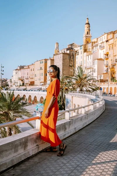 Menton Francia, mujer de vacaciones en la Costa Azul Francia, Vista de la parte antigua de Menton, Provenza-Alpes-Costa Azul, Francia — Foto de Stock