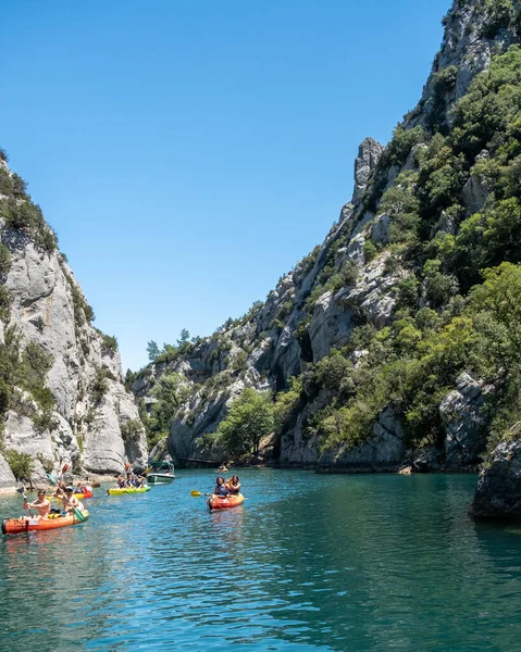 Vista a las rocas acantilados de la garganta del Verdon en el lago de Sainte Croix, Provenza, Francia, cerca de Moustiers Sainte Marie, departamento Alpes de Haute Provence, región Provenza Alpes Cote Azur — Foto de Stock