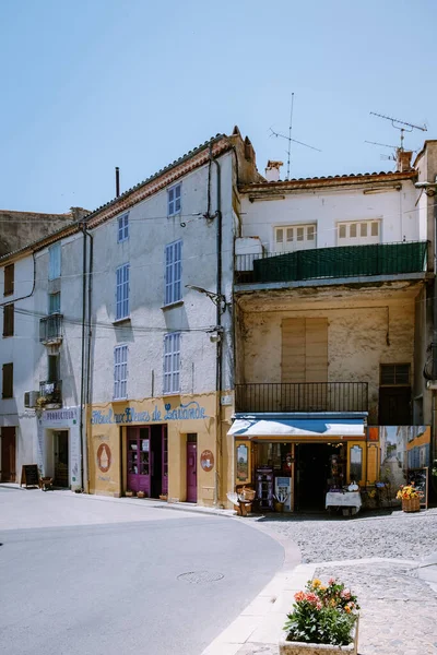 Валенсоль Прованс Франция июнь 2020 года, улицы цветущей деревни Валенсоль в течение лета — стоковое фото