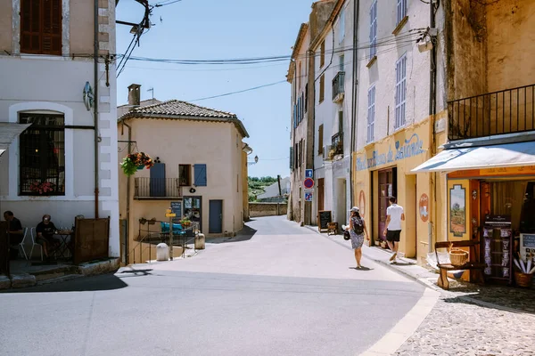 Valensole Provence Fransa Haziran 2020, Valensole renkli köyünün sokakları yaz boyunca — Stok fotoğraf